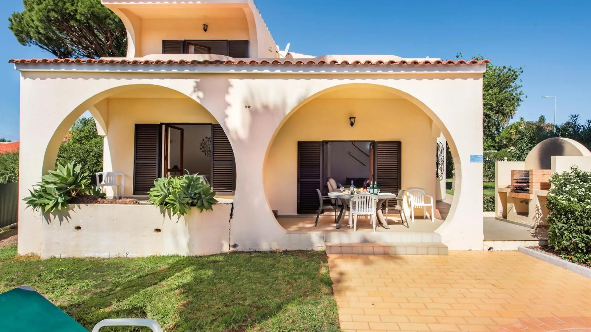 Located In An Exclusive Residential Area Of Vilamoura Quarteira
